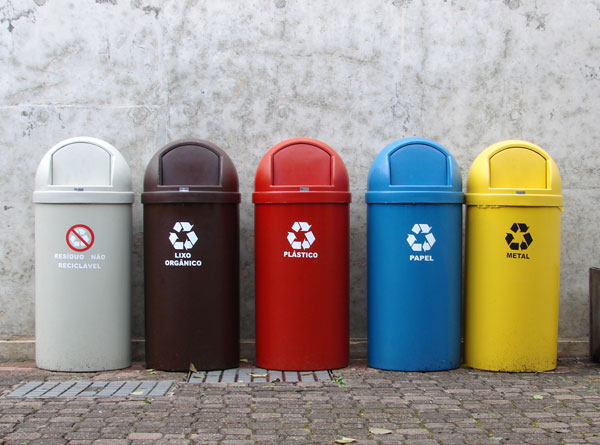 Verschillende (kleuren) afvalbakken